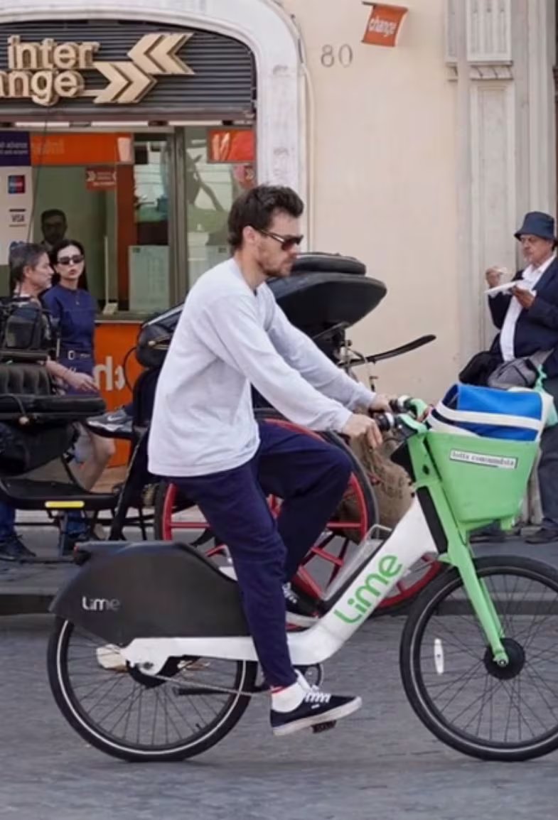 El outfit urbano con zapatillas deportivas negras, pantalón azul marino y camiseta gris claro mostró el lado más casual y relajado de Harry Styles en la ciudad