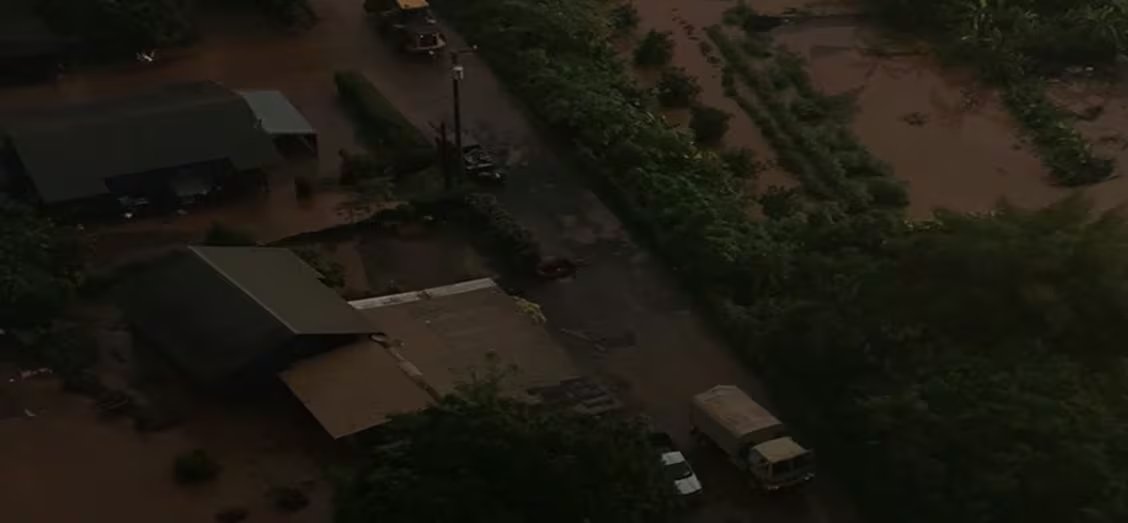 Más de 185 personas y 50 mascotas fueron evacuadas en Waialua por amenazas de inundación, mientras continúa la alerta meteorológica (Captura de video)