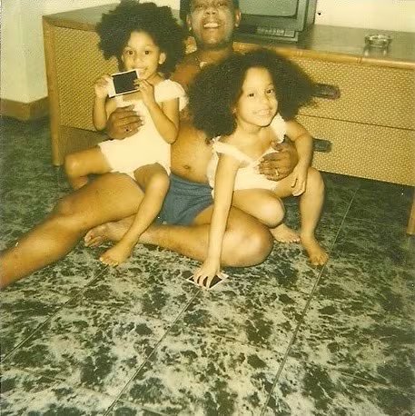 Joe Arroyo con sus hijas Eykol (Tatico) y Nayalive (Peloti) - crédito @mimary44/Instagram