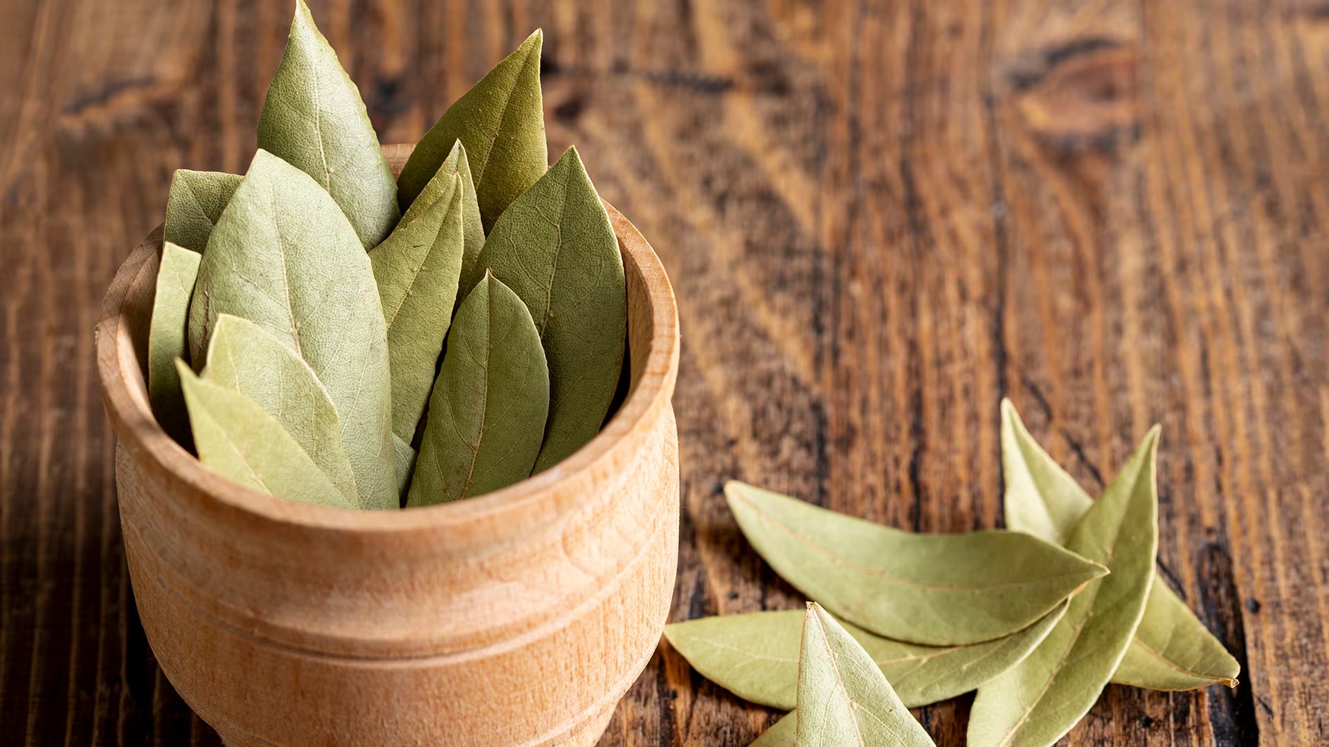 Sumergir los pies en una infusión tibia de hojas de laurel favorece la relajación muscular y proporciona frescura e higiene, según reportes de usuarios y recomendaciones de especialistas en autocuidado y salud podal. (Freepik)