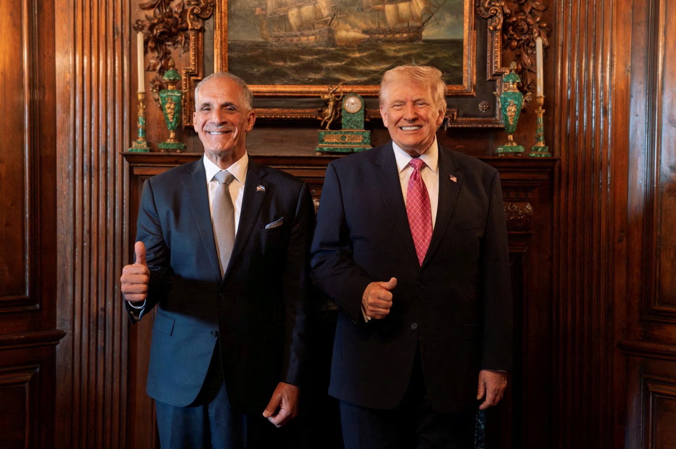 El presidente de Estados Unidos, Donald Trump, posó con el presidente de Honduras, Nasry Asfura, en la residencia de Trump en Mar-a-Lago, en Palm Beach.