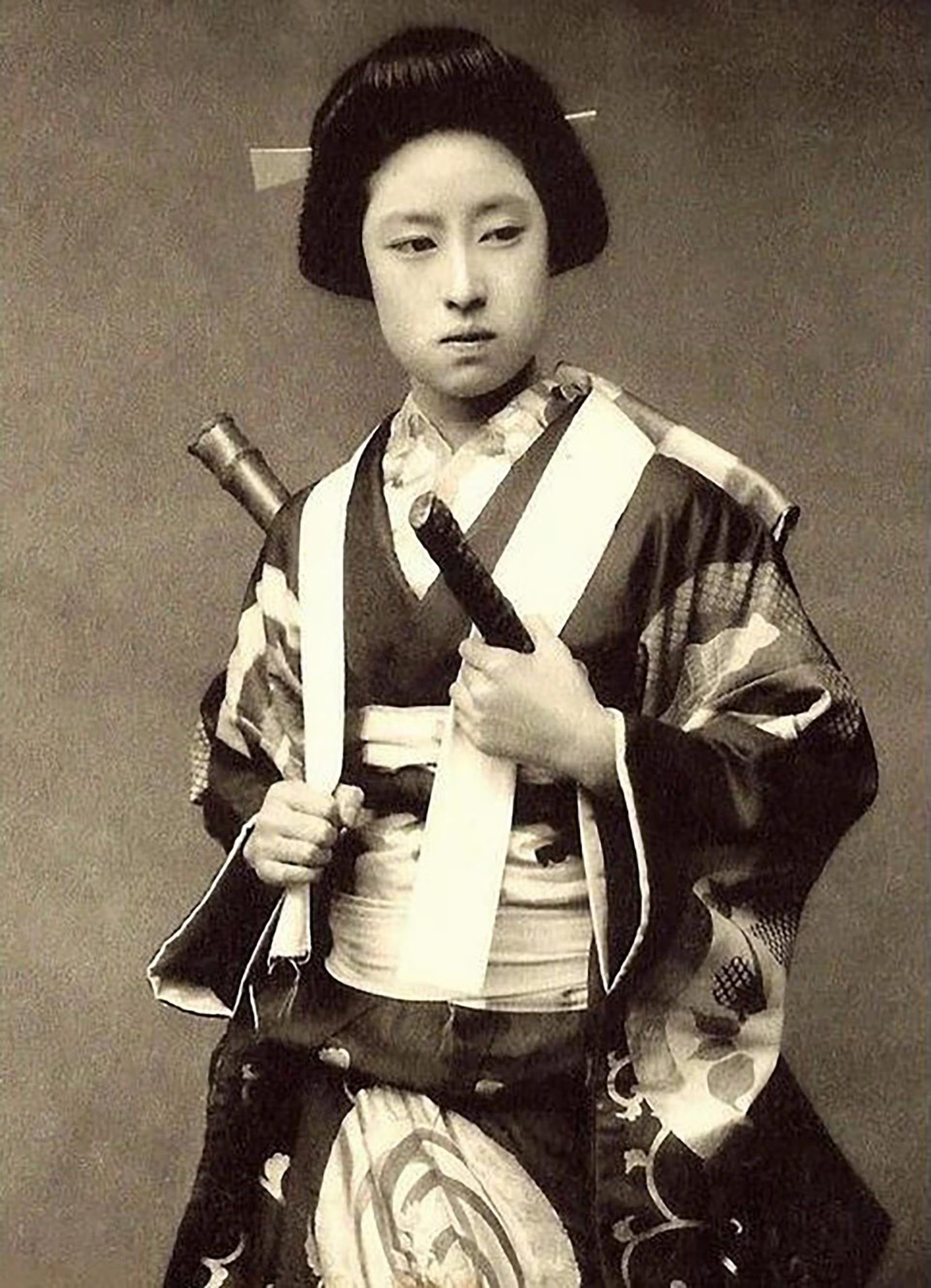 Retrato de la legendaria guerrera japonesa Takeko Nakano, quien luchó valientemente durante la Guerra Boshin a fines del siglo XIX