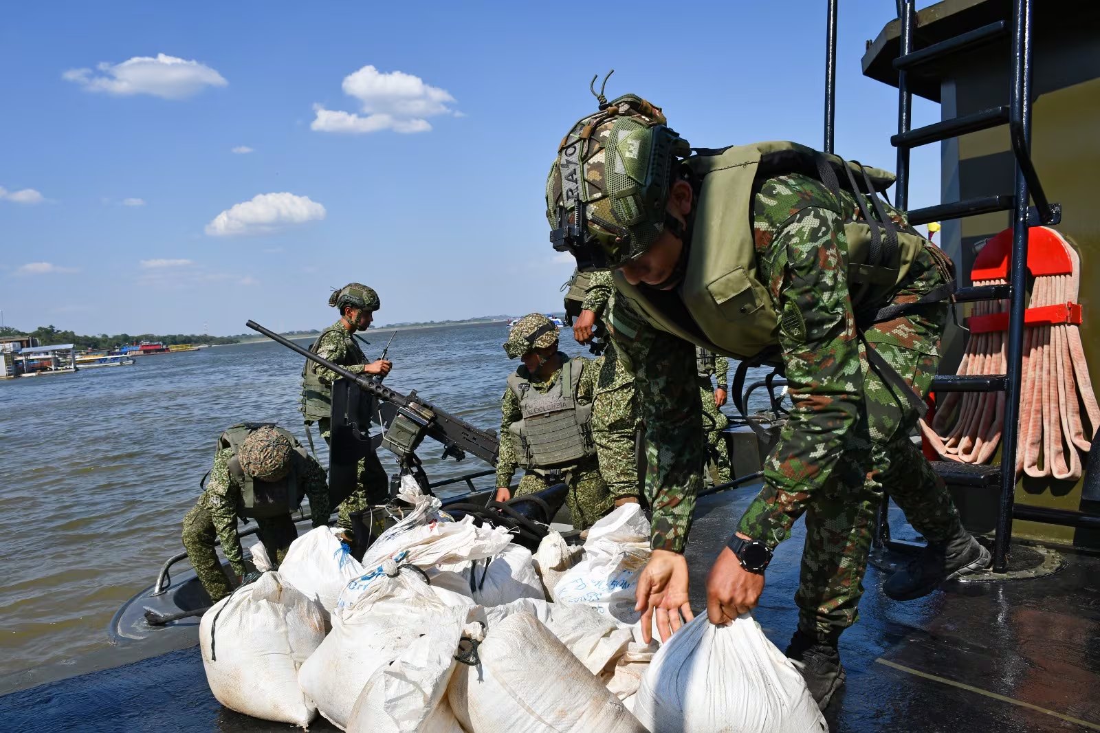 Durante la operación en Vichada, las autoridades capturaron a dos personas y entregaron el caso a la Fiscalía General de la Nación - crédito prensa Armada de Colombia