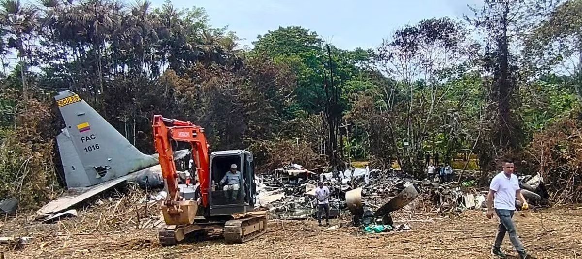 Expertos militares evalúan hipótesis como falla mecánica, error humano y exceso de peso como causas del siniestro aéreo del C-130 - crédito Daniel Ortiz/AFP