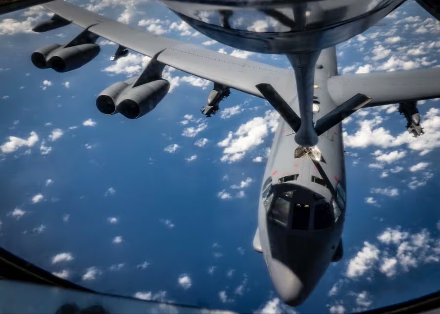 Un B-52H durante una operación de reabastecimiento en vuelo con un avión cisterna KC-135 Stratotanker, procedente de la base MacDill (Florida). Las maniobras se realizaron como parte de la misión de presencia estratégica en el Caribe. Foto: USAF / SA Defensa