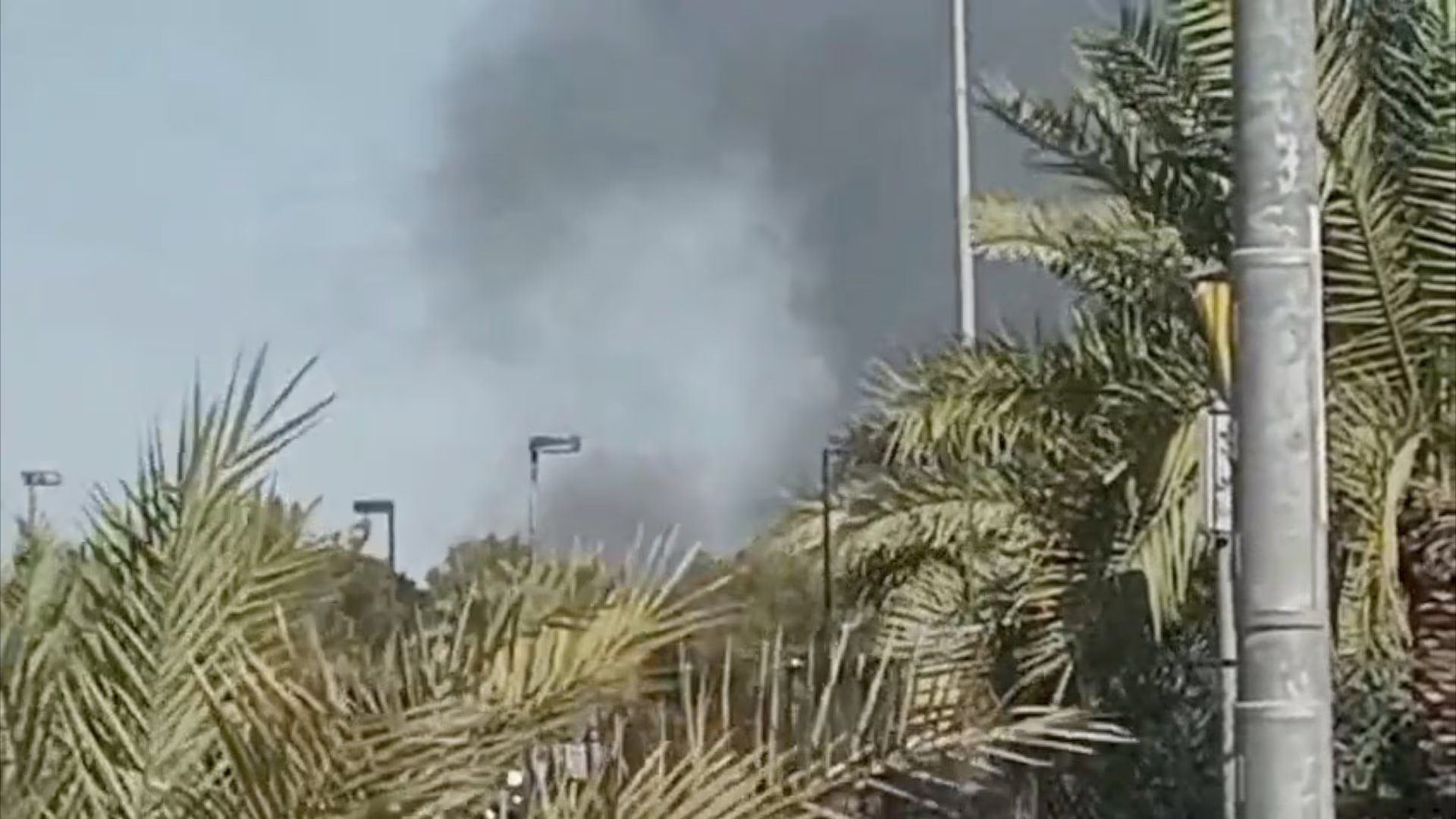 Esta captura de pantalla de un videoclip grabado con un teléfono móvil muestra columnas de humo saliendo de un área cercana a la Embajada de Estados Unidos en la Gobernación de Hawalli, Kuwait, el 2 de marzo de 2026. Europa Press/Contacto/Asad