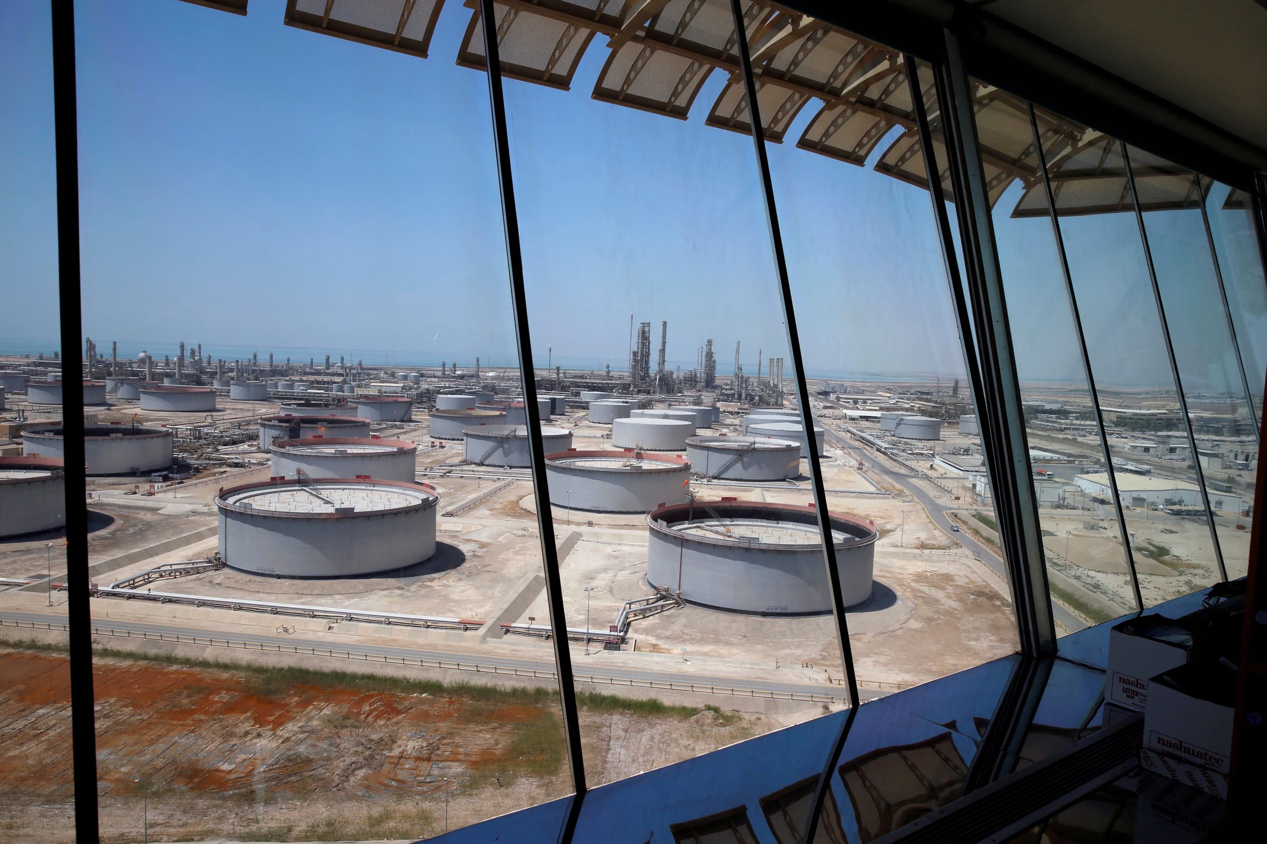La refinería de Ras Tanura es una de las más grandes del mundo, con capacidad superior al medio millón de barriles diarios. (REUTERS/Ahmed Jadallah/archivo)