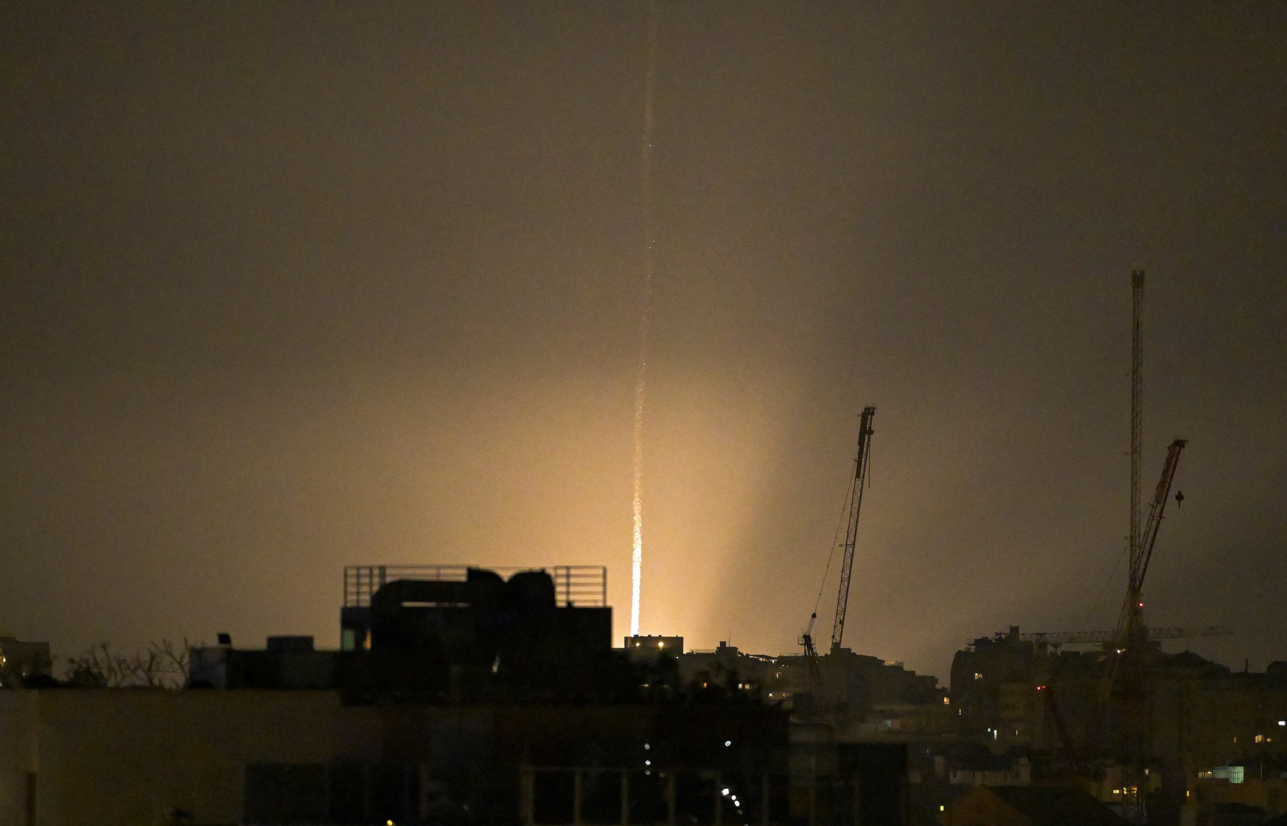 El cielo se ilumina al impactar un misil iraní en Israel (REUTERS/Dylan Martinez)