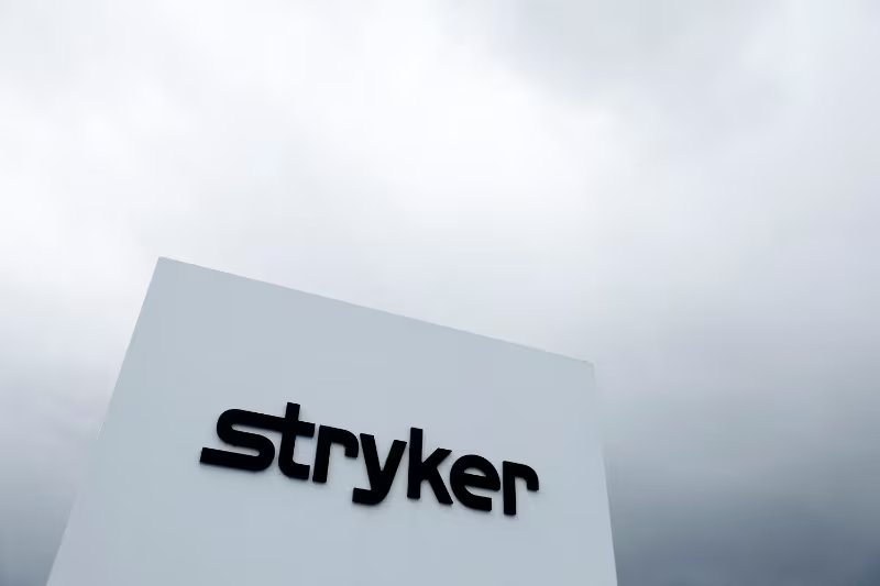 El logotipo de la tecnología médica Stryker se ve en su planta en el polígono IDA (Agencia de Desarrollo Industrial), en Carrigtwohill, Condado de Cork, Irlanda. REUTERS/Clodagh Kilcoyne