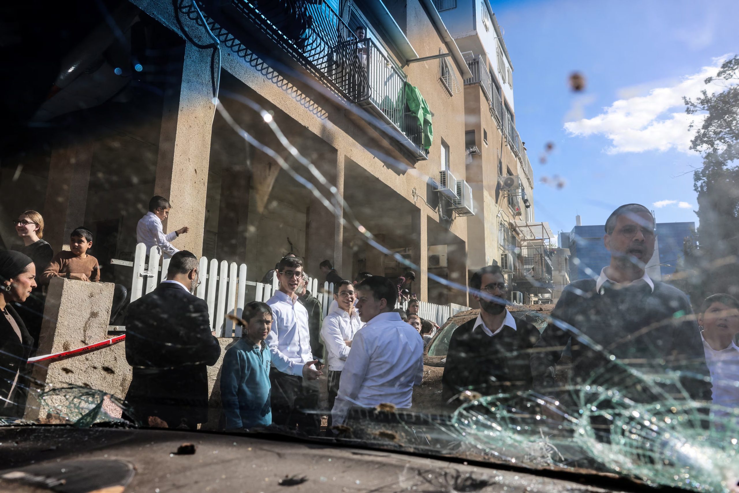 Un misil iraní alcanzó la ciudad de Bnei Brak y causó daños en viviendas residenciales (Reuters)