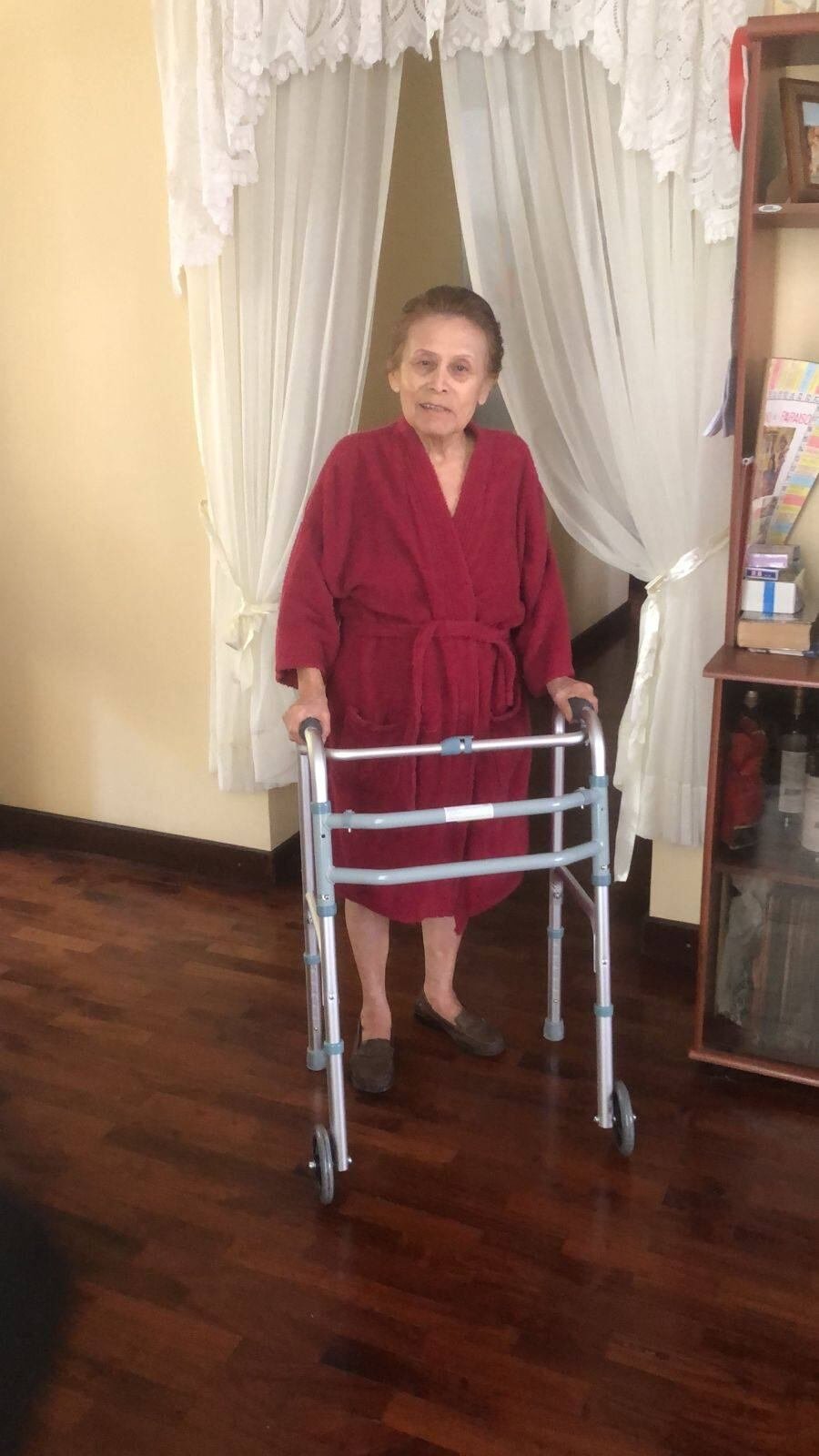 La reconocida actriz Irma Maury, famosa por su papel como 'Doña Nelly' en AFHS, se recupera en casa tras el traumático accidente doméstico que sufrió, apoyándose en un andador para movilizarse. (Irma Maury)