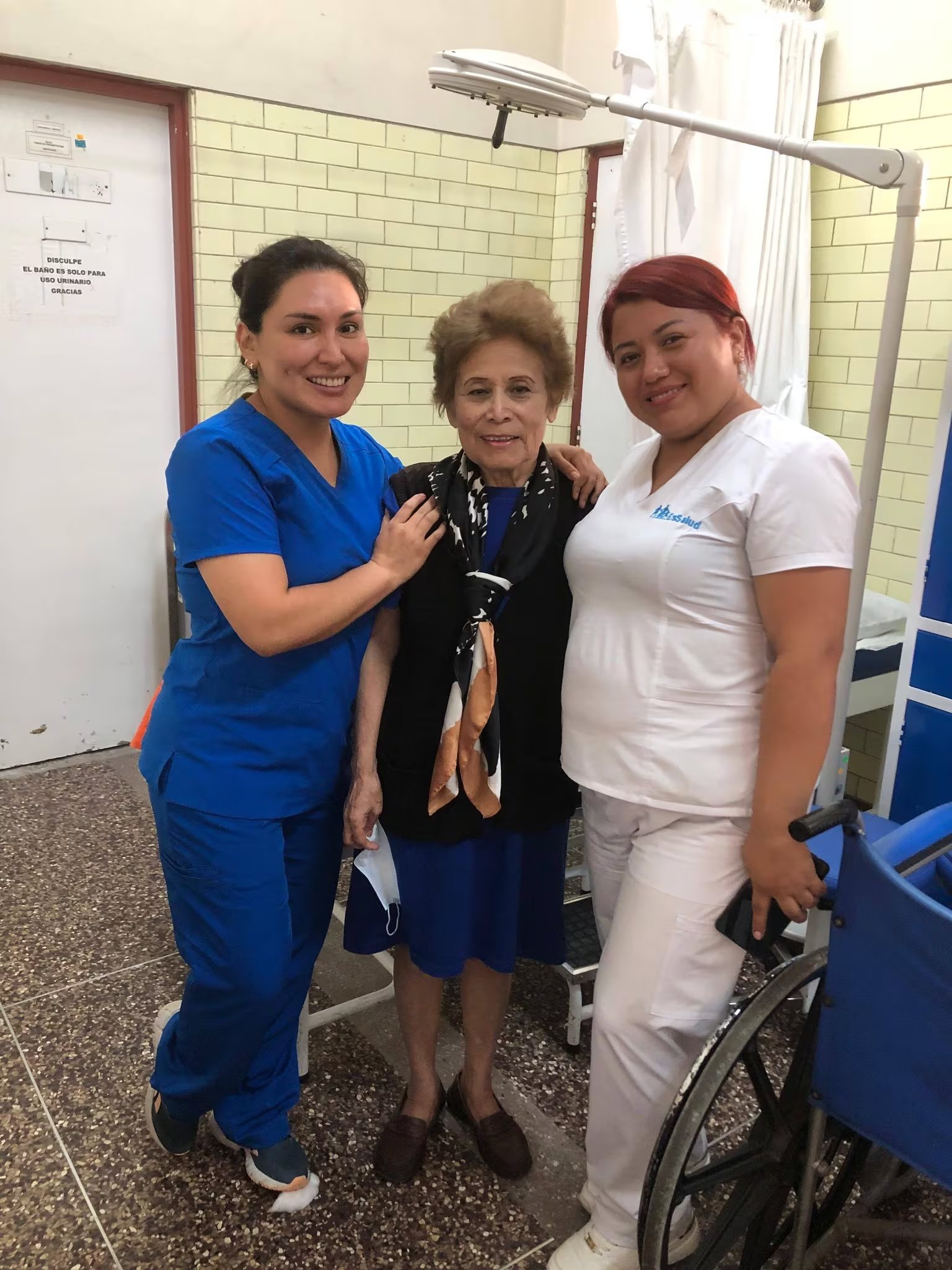 La querida actriz Irma Maury, conocida por su papel de 'Doña Nelly', posa sonriente con profesionales de la salud, mostrando una notable recuperación tras el traumático accidente doméstico que sufrió. (Irma Maury)