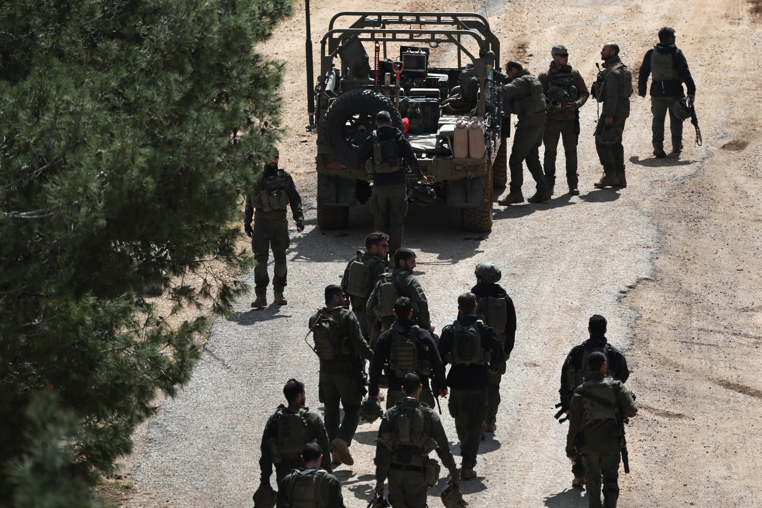 Soldados israelíes se congregan en una posición no revelada en la frontera entre Israel y Líbano (EFE/ Atef Safadi)