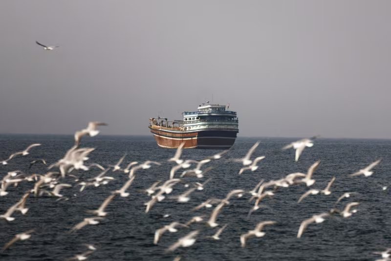 Imagen de archivo del estrecho de Ormuz, por donde transita aproximadamente un quinto del suministro mundial de petróleo. Irán amenazó con cerrarlo completamente si Estados Unidos cumple su ultimátum de destruir las centrales eléctricas iraníes. (REUTERS/Amr Alfiky/archivo)