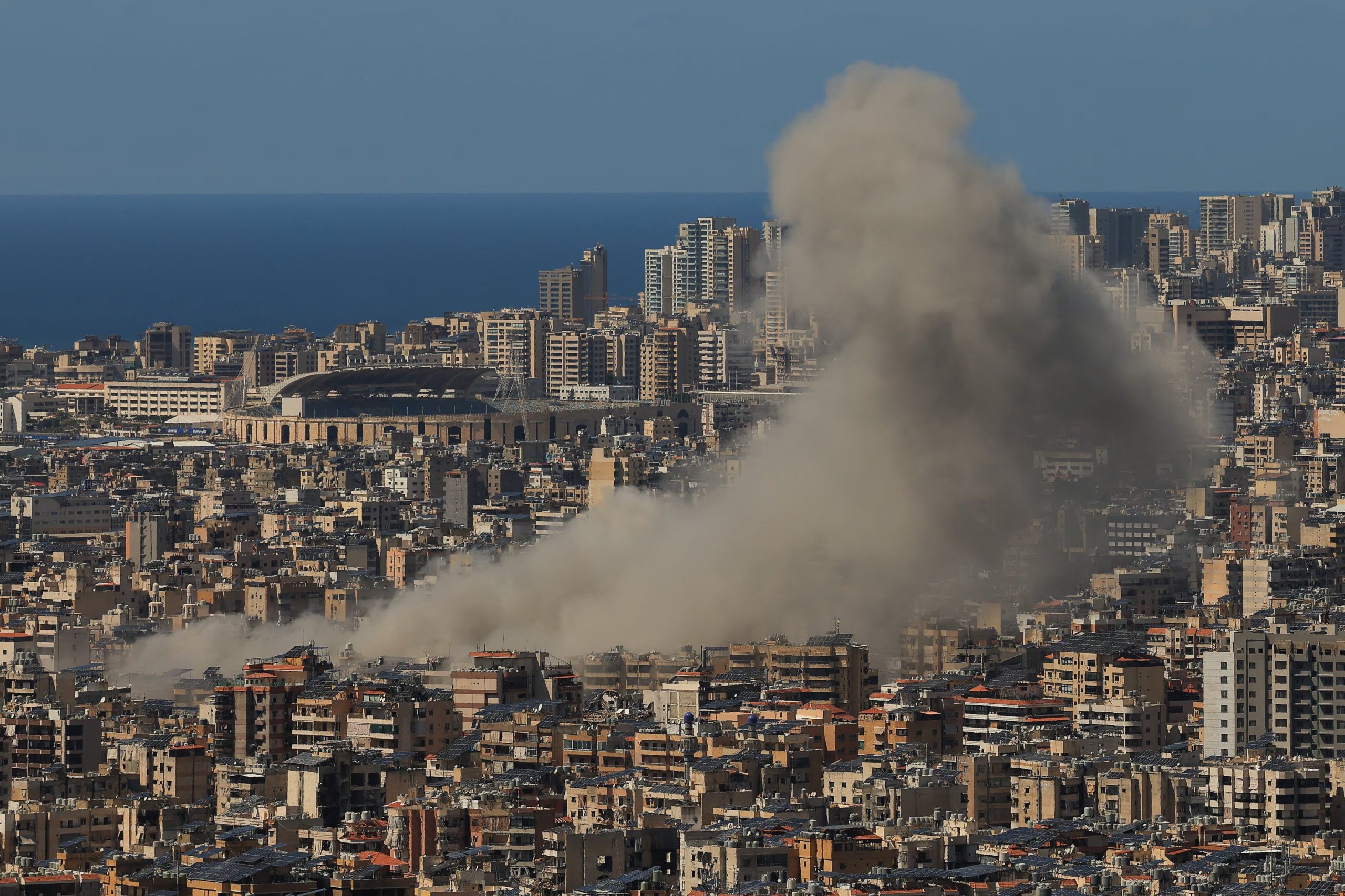 El humo se eleva tras un ataque aéreo israelí, en medio de la escalada de hostilidades entre Israel y Hezbollah (REUTERS/Raghed Waked)