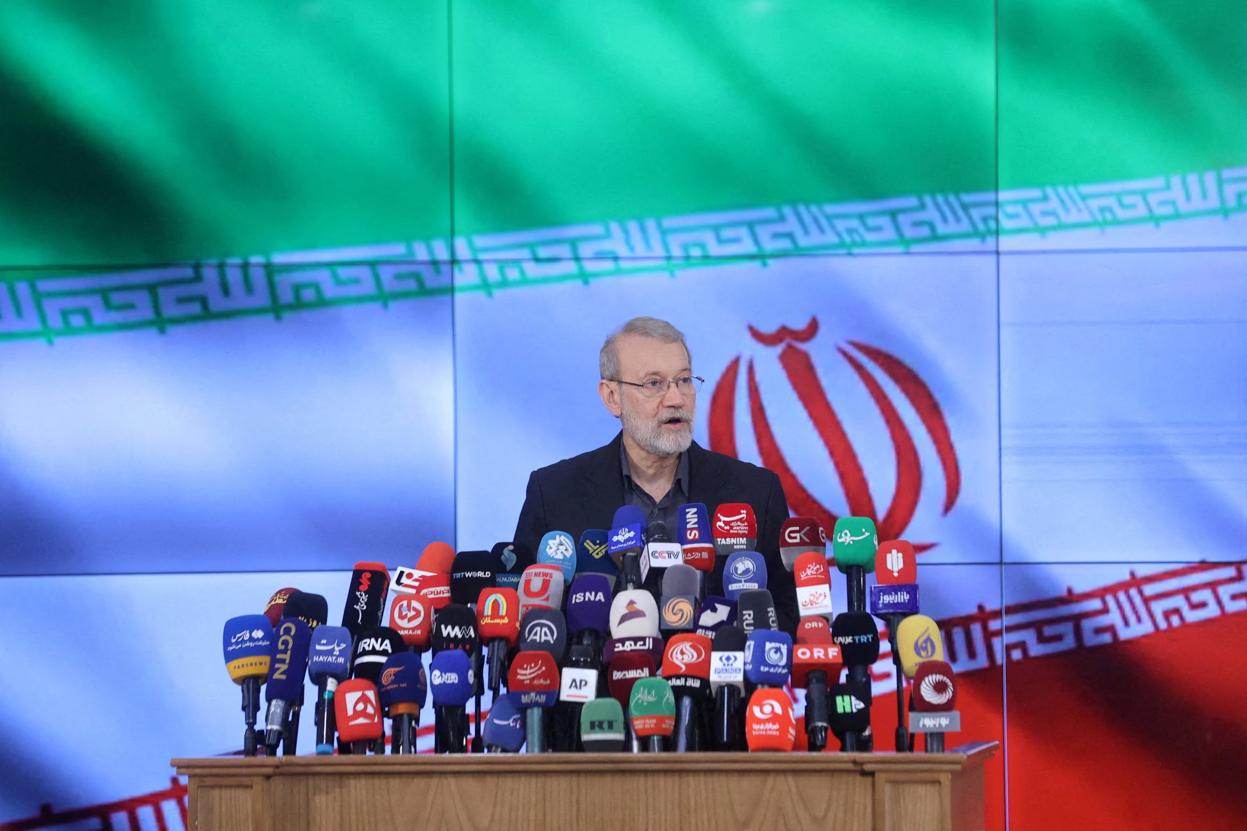 ARCHIVO: Ali Larijani, ex presidente del Parlamento de Irán, habla en una conferencia de prensa después de registrarse como candidato para las elecciones presidenciales en el Ministerio del Interior, en Teherán, Irán, el 31 de mayo de 2024 (Reuters)