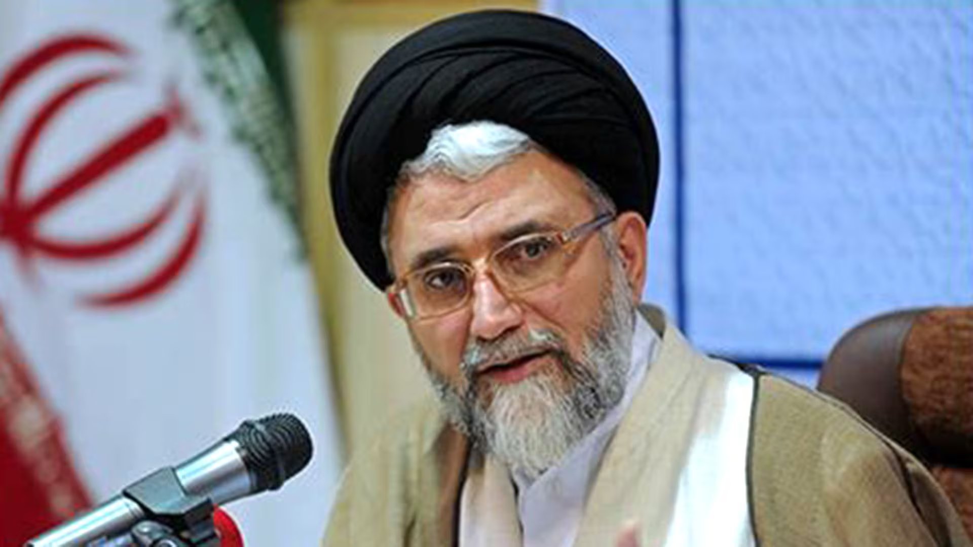 ARCHIVO: Ismail Khatib, jefe de inteligencia de Irán, se dirige a la prensa o a una audiencia, con la bandera iraní visible al fondo.