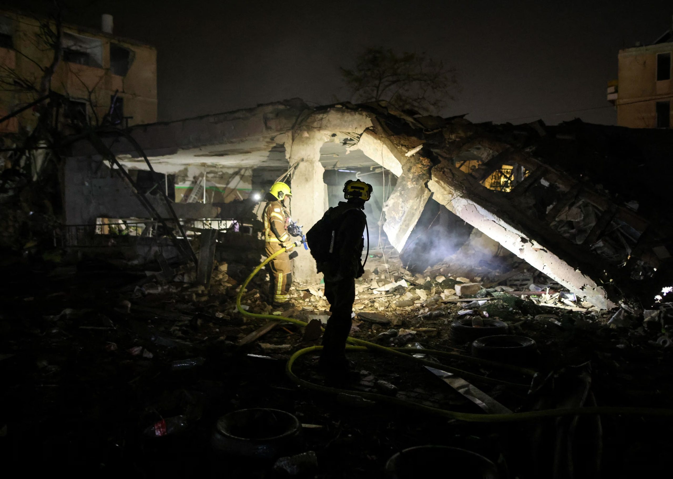 bombero israelí trabaja para extinguir un incendio tras un ataque con misiles iraníes contra Dimona, en el sur de Israel, en medio del conflicto entre Estados Unidos e Israel, el 21 de marzo de 2026 (REUTERS/Ilan Assayag)