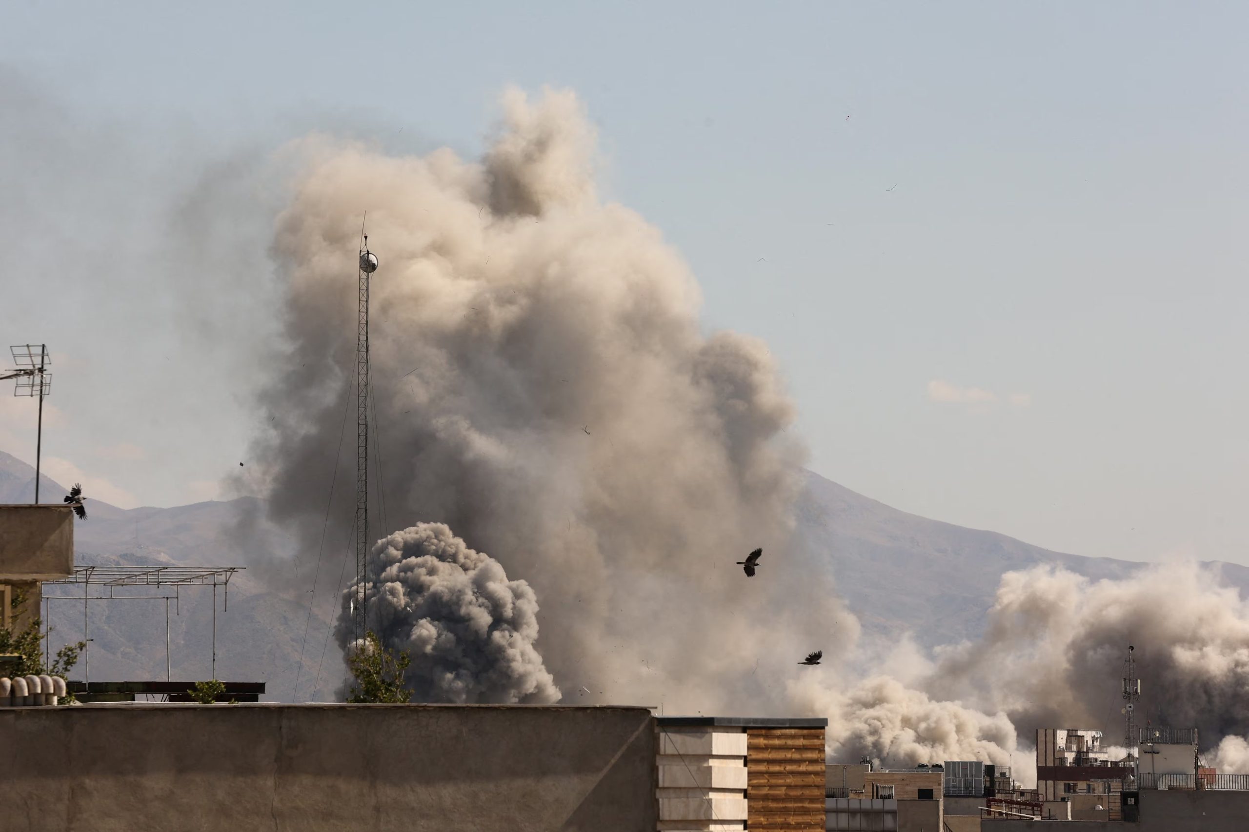 Humo se eleva sobre Teherán tras los bombardeos israelíes y estadounidenses. Israel prometió mantener una 