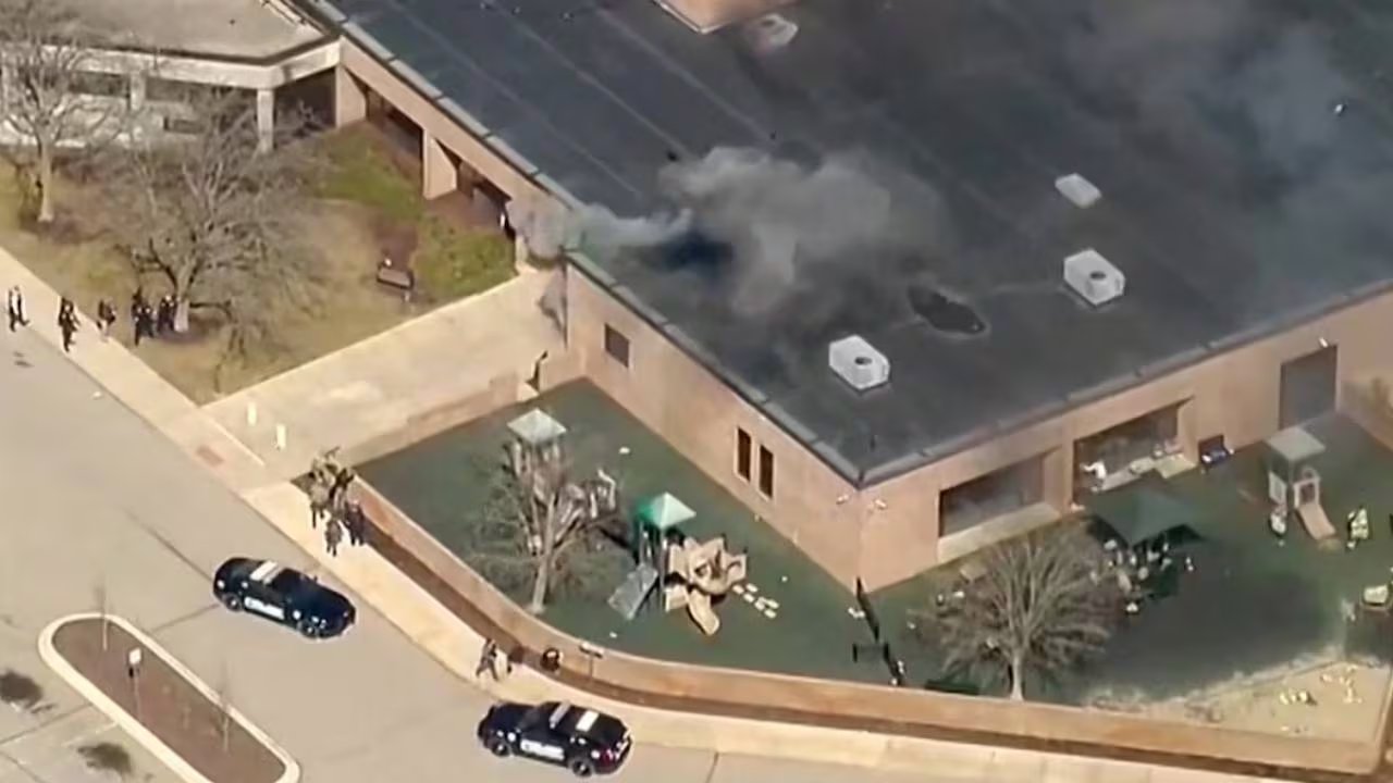 Un hombre armado embistió la entrada de la sinagoga de Detroit y disparó, dejando como única víctima a un guardia de seguridad herido que se recupera favorablemente. (REUTERS/ARCHIVO)