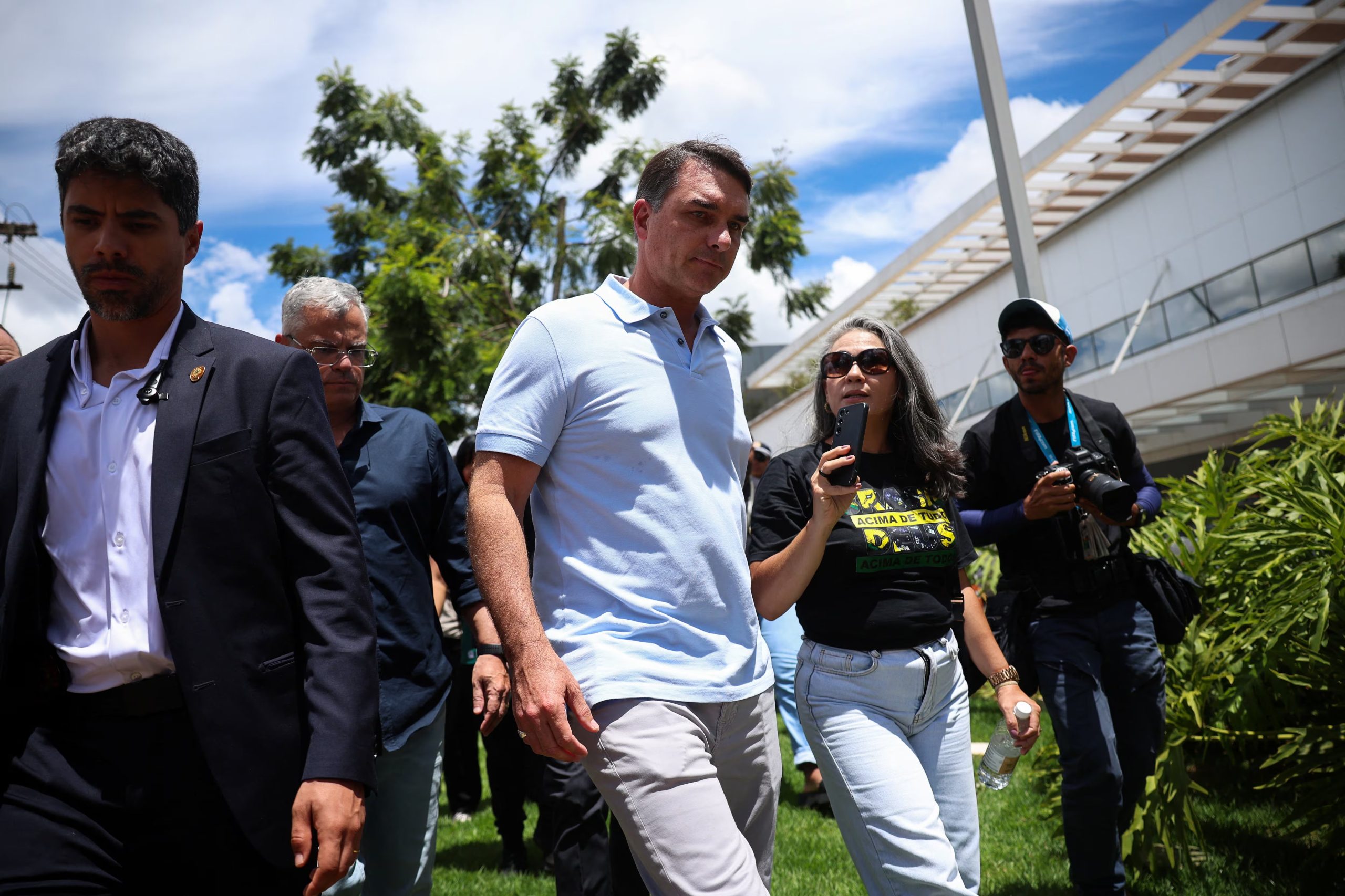 Flavio Bolsonaro llega al hospital donde está internado su padre (REUTERS/Adriano Machado)