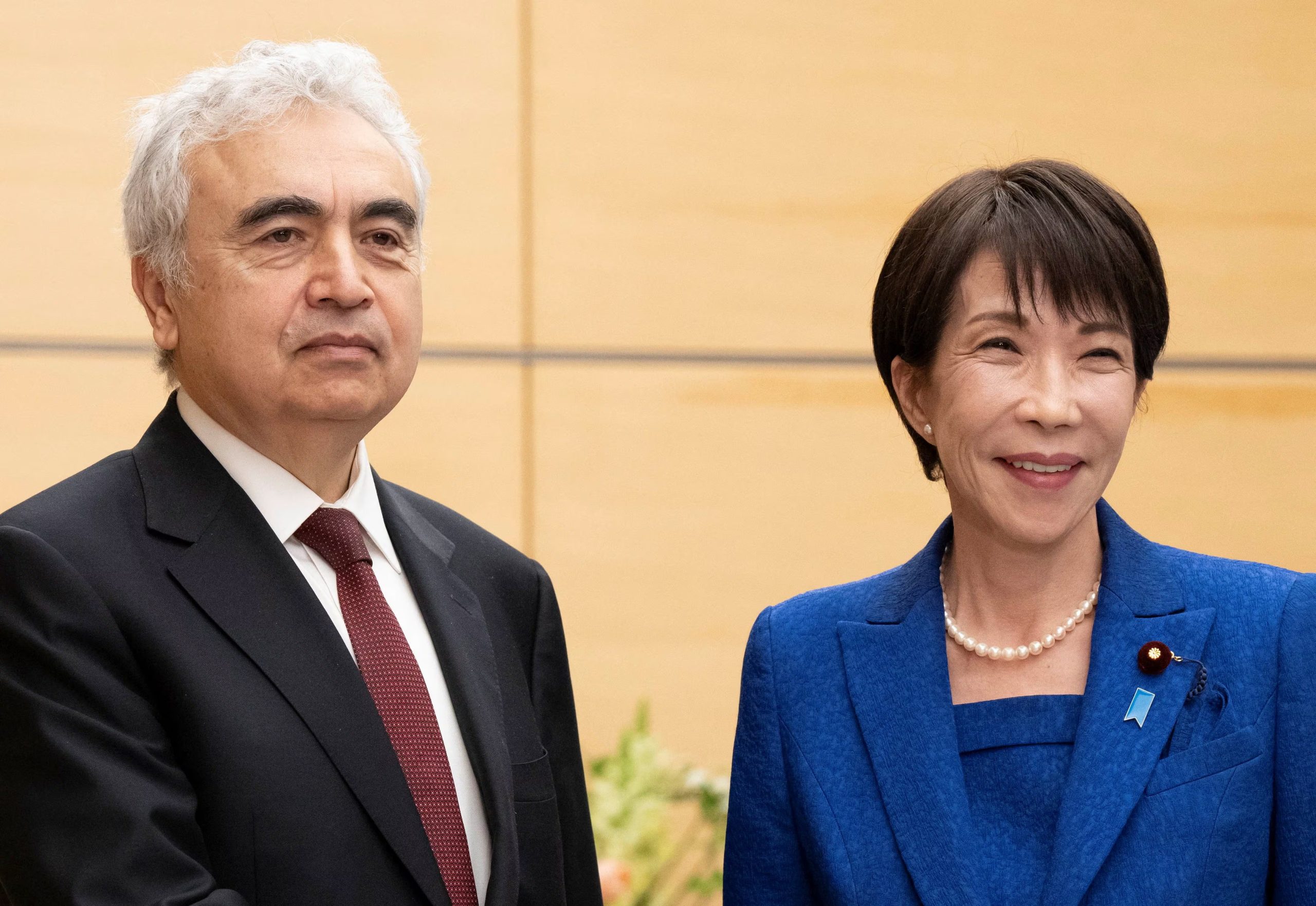 La primera ministra de Japón, Sanae Takaichi (derecha), y el director ejecutivo de la Agencia Internacional de Energía (AIE), Fatih Birol, posan al inicio de su reunión en la Oficina de la Primera Ministra en Tokio, el 25 de marzo de 2026 (Yuichi Yamazaki/REUTERS)