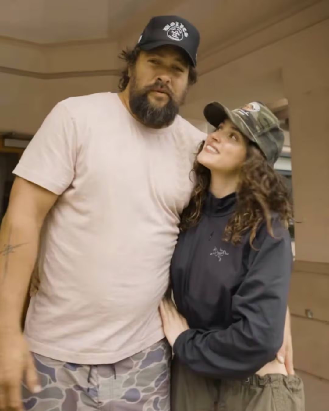 Jason Momoa y Adria Arjona instan a la solidaridad, subrayan la importancia del apoyo comunitario y piden contribuir frente a la crisis por lluvias en Hawái (Instagram/@prideofgypsies)