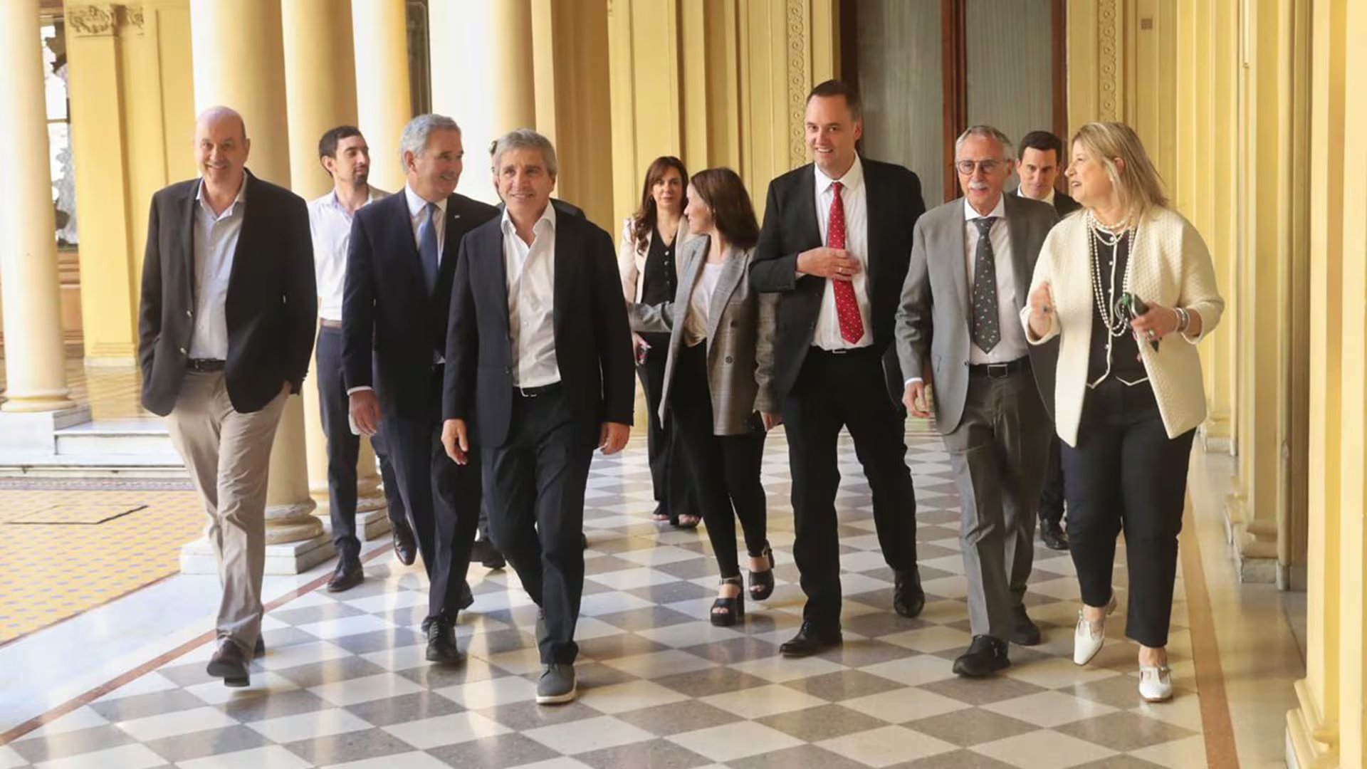 Manuel Adorni, jefe de Gabinete, acompañado por ministros y asesores, transita los pasillos de Casa Rosada tras anunciar un plan de fortalecimiento de las Fuerzas Armadas y un paquete de leyes que impulsarán inversiones y protegerán la propiedad privada. (Presidencia)