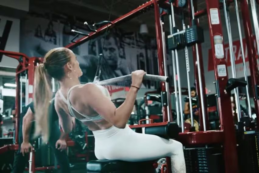 Jennifer López afirma que priorizar las rutinas centradas en fuerza sobre el cardio es clave para mantener la vitalidad y el cuerpo fuerte a los 56 años