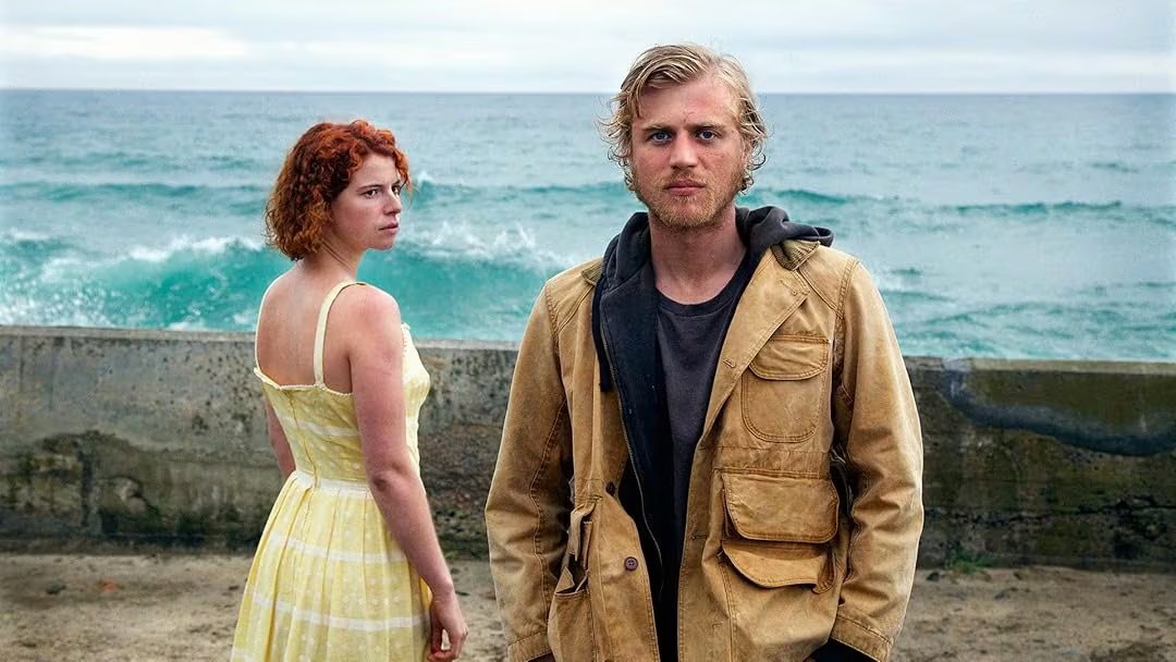 En el thriller Secretos Oscuros, Jessie Buckley interpreta a una joven atrapada entre la presión familiar y una relación peligrosa. (Prime Video)