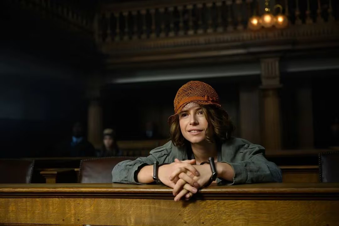 La comedia de época Wicked Little Letters muestra el lado más irreverente de Jessie Buckley. (Prime Video)