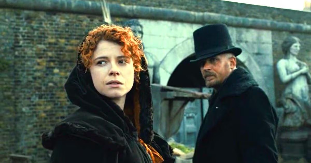 En la serie histórica Taboo, Jessie Buckley comparte escena con Tom Hardy en un drama ambientado en el siglo XIX.(Captura de video)