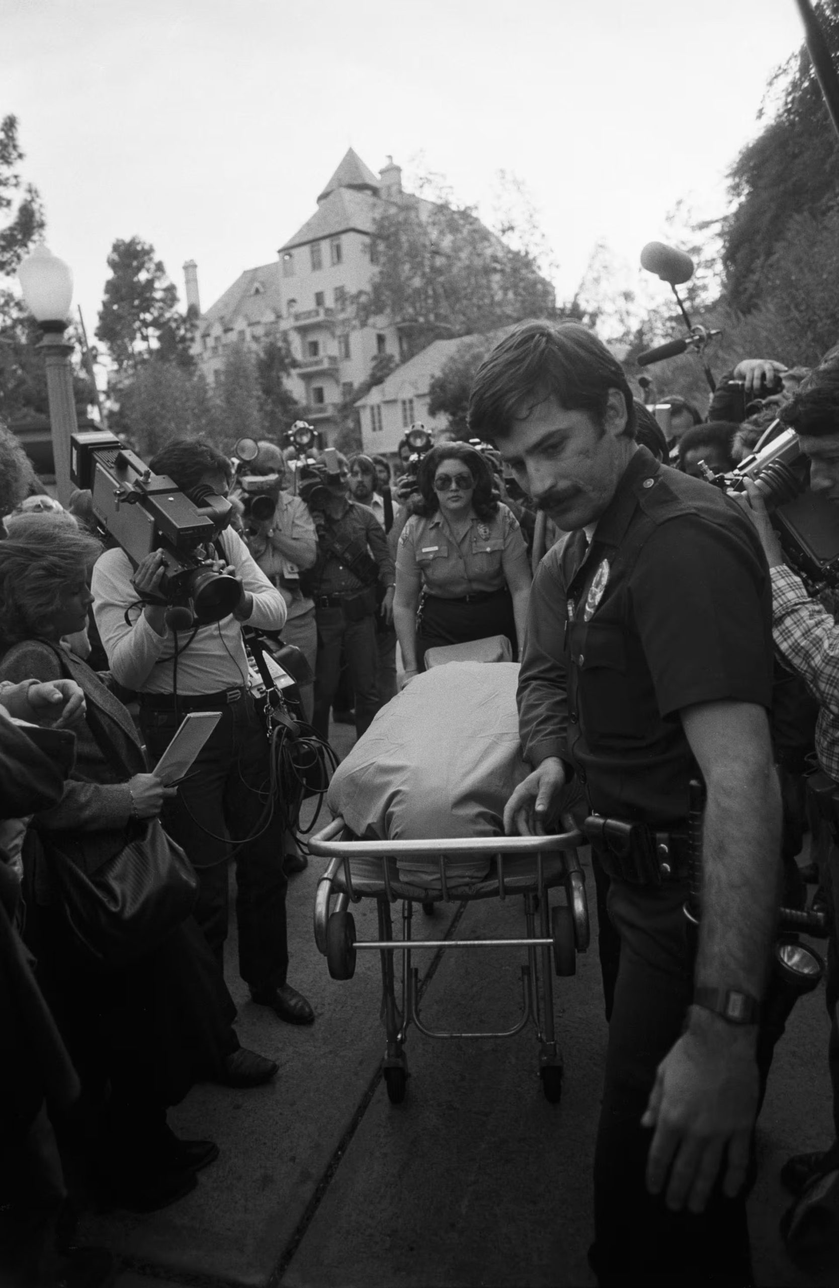 El cuerpo de John Belushi es retirado del hotel donde fue hallado muerto (Reuters)