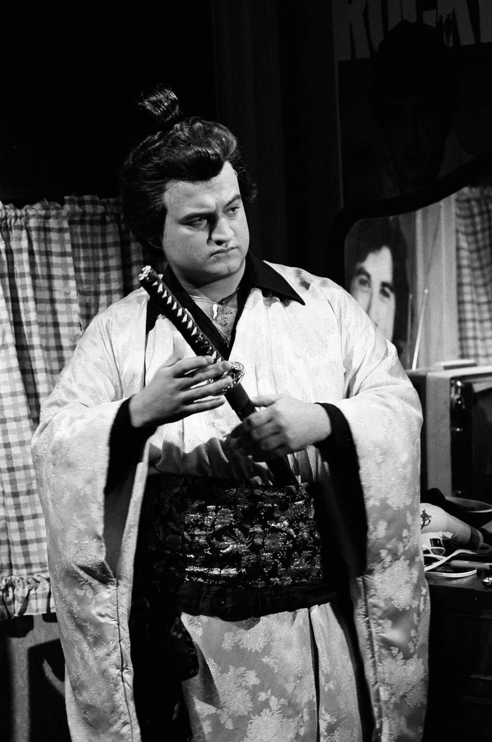Uno de sus personajes más recordados de Saturday Night Live: Samurái Futuba. Año 1978 (Grosby)
