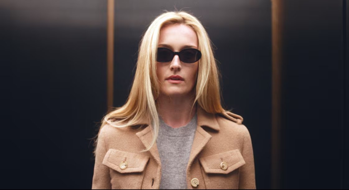 La producción de FX recreó prendas originales de marcas como Calvin Klein, Prada y Manolo Blahnik para retratar el estilo de Carolyn Bessette-Kennedy. (Disney Plus)