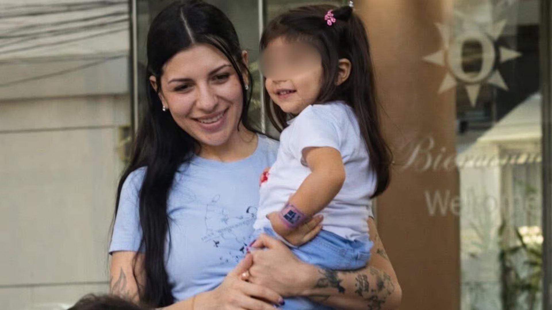 La cantante Cazzu con su hija Inti en brazos. (Captura de pantalla)
