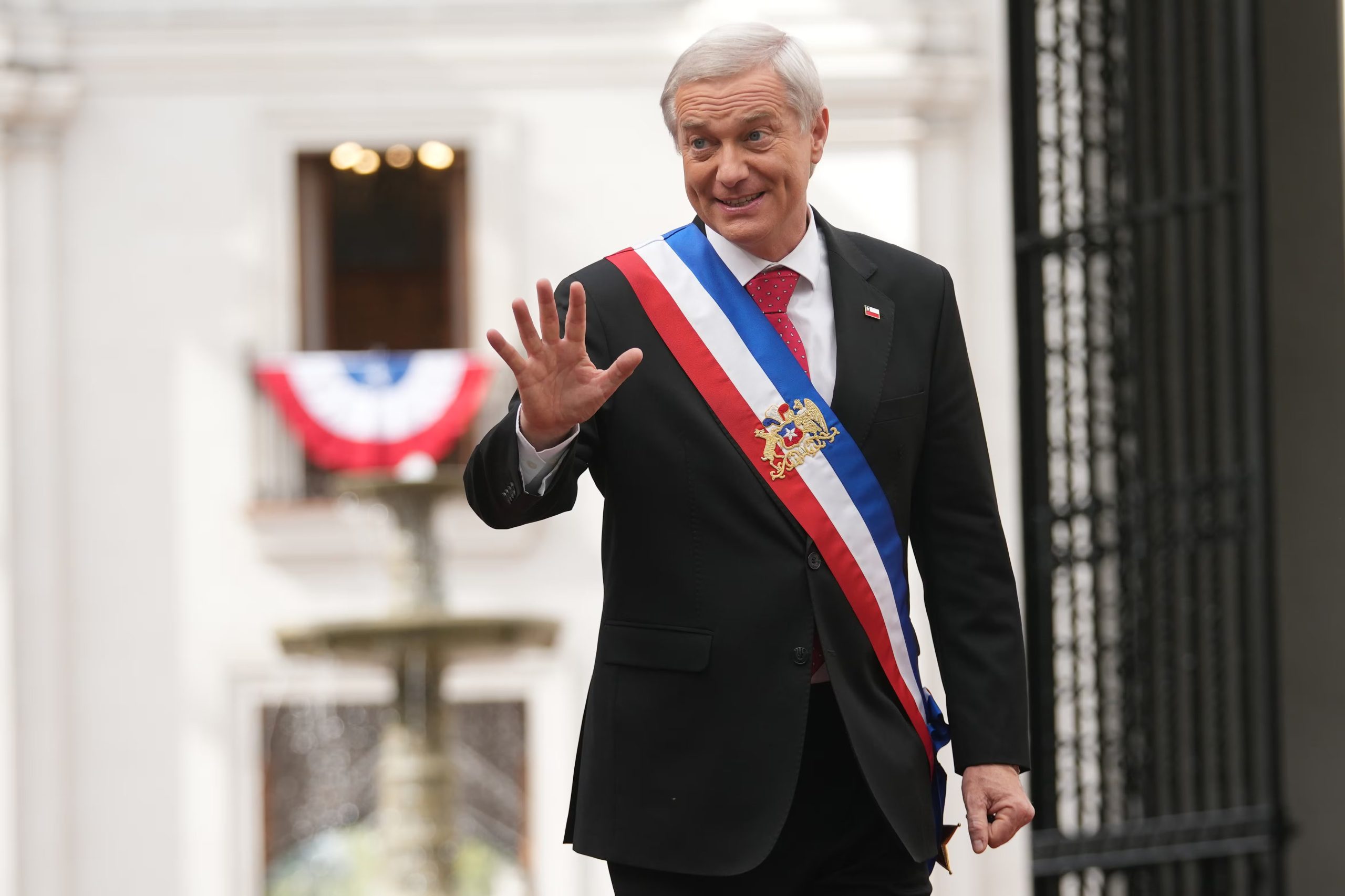 El presidente José Antonio Kast saluda en el Palacio de La Moneda un día después de su investidura en Santiago, Chile, el jueves 12 de marzo de 2026. (Foto AP/Esteban Félix)