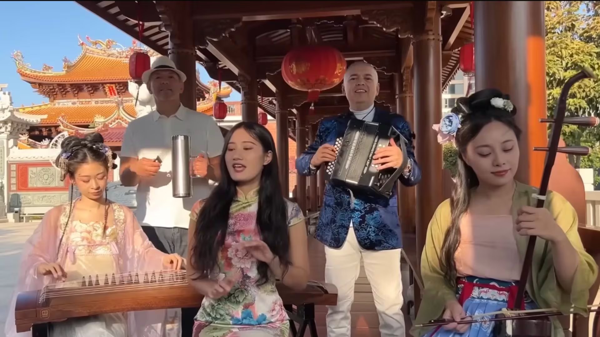 Integrantes de Chinastia Vallenata interpretan “Tarde lo conocí” mezclando acordeón, guacharaca y tradicionales instrumentos chinos como el Erhu y el Guzheng - crédito captura de pantalla / Youtube