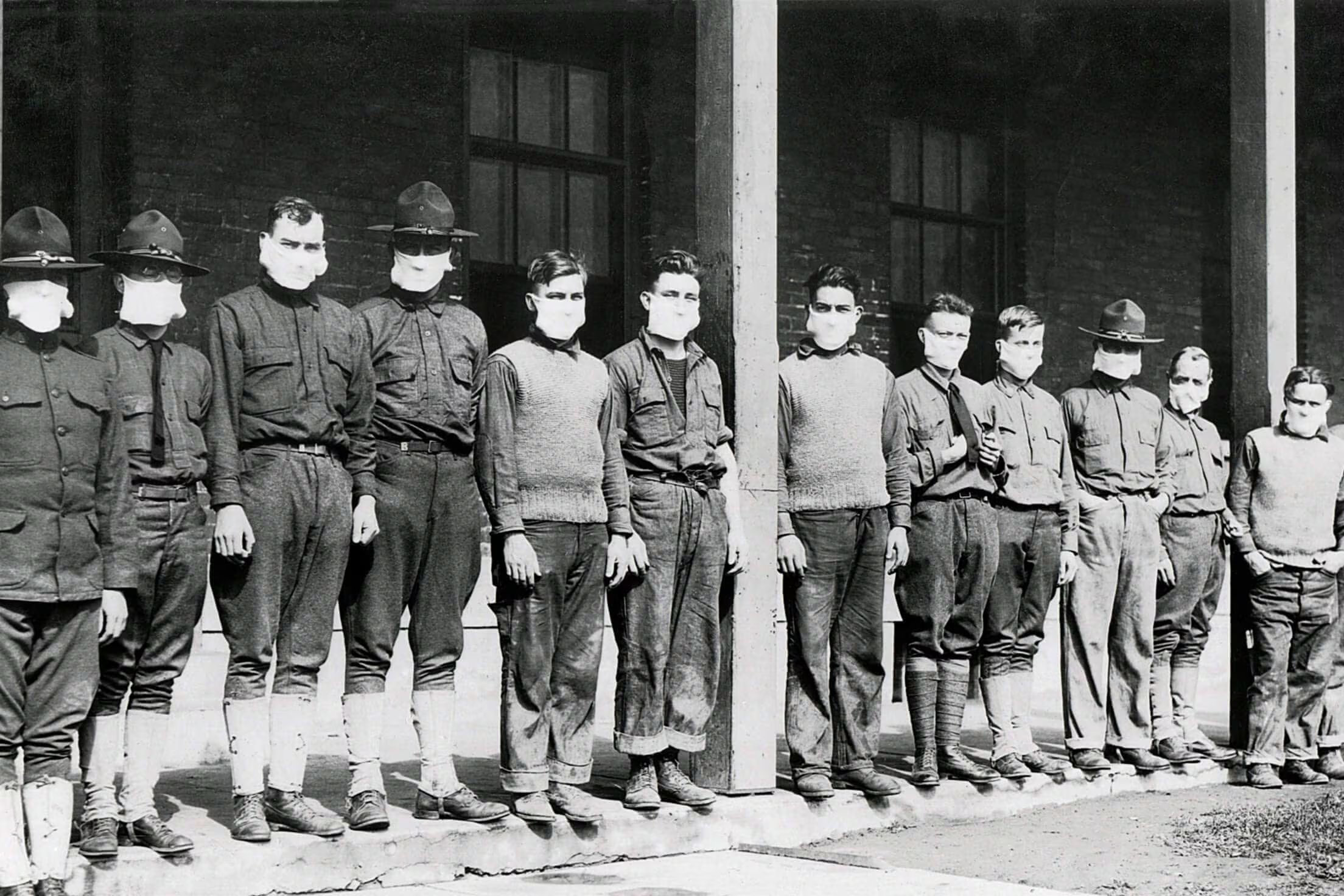 Soldados estadounidenses con barbijos, frente a su cuartel durante la gripe española de 1918. El uso masivo de tapabocas buscaba reducir el contagio en los campamentos militares