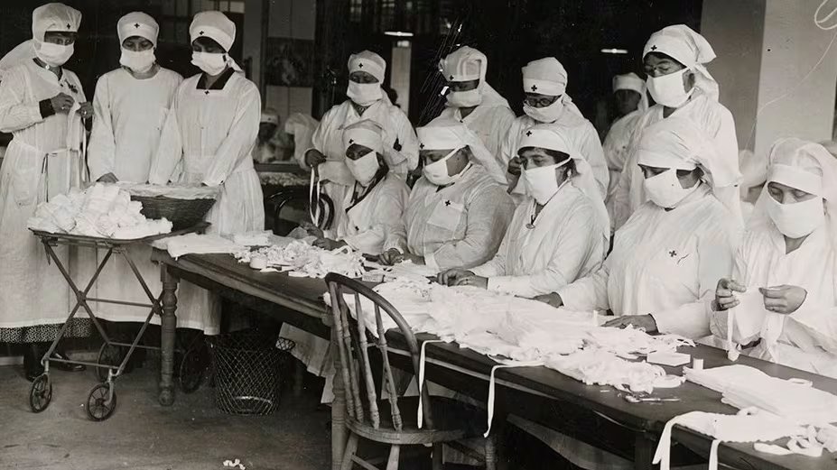 Boston: trabajadoras de la Cruz Roja fabrican barbijos de gasa, ampliamente utilizadas aunque poco efectivas (National Archives)