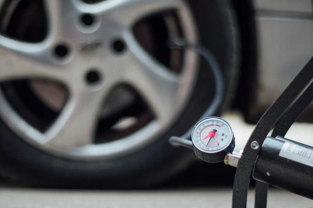 Esta es la presión que debes llevar en los neumáticos para ahorrar combustible en invierno (Flickr)