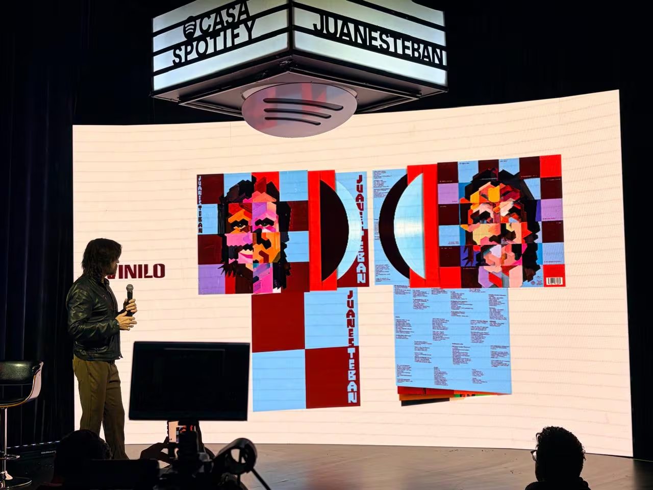 Durante un evento exclusivo para medios de comunicación, Juanes contó el origen de algunas de las canciones de 'JuanEsteban' y su papel como diseñador de la portada y el arte gráfico de esta producción - crédito Daniel Ospina/Infobae Colombia