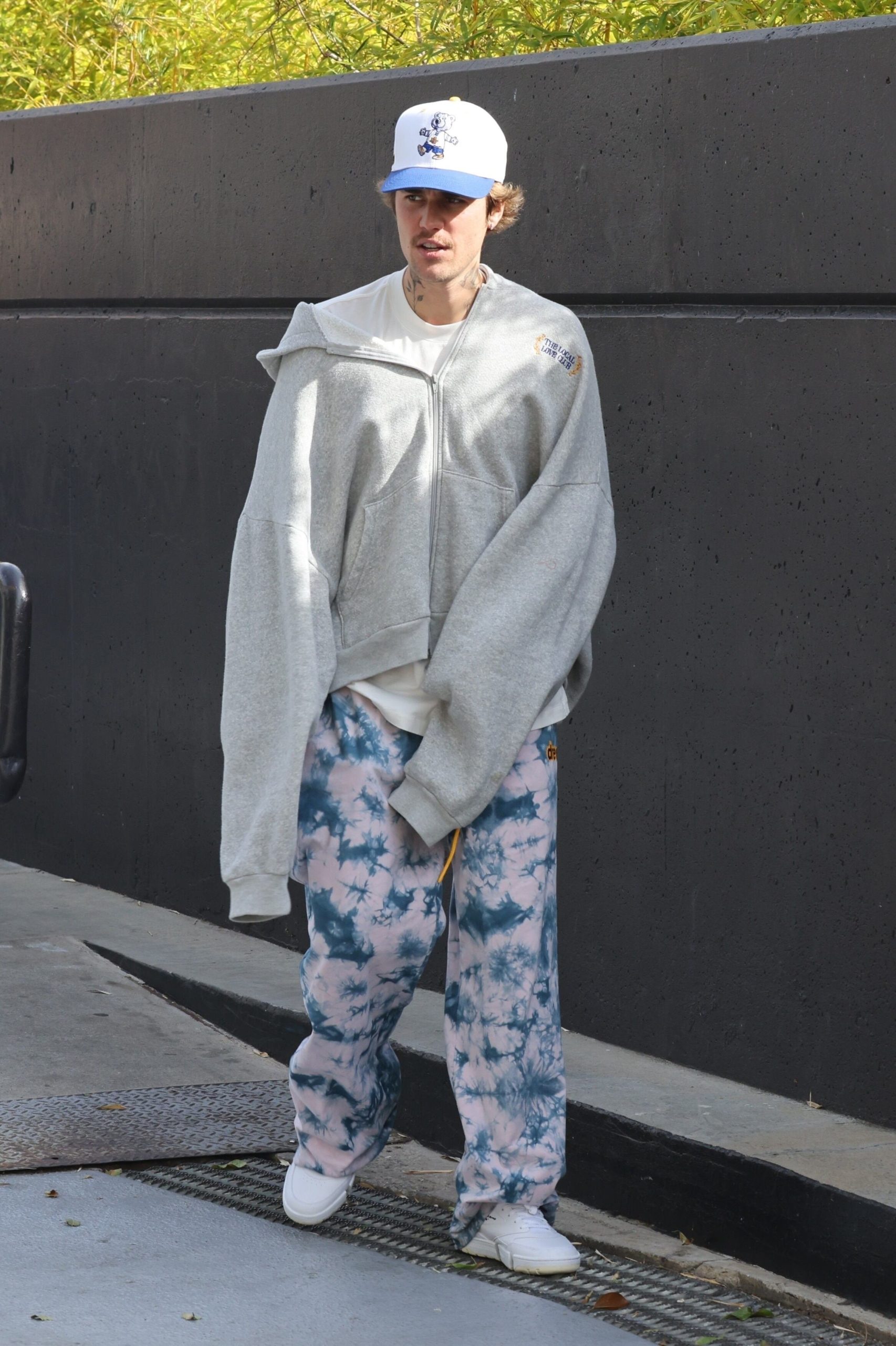 La campera verde con cuello de borrego y las zapatillas multicolor muestran la capacidad de Justin Bieber para mezclar texturas, colores y capas en un look audaz y contemporáneo (The Grosby Group)