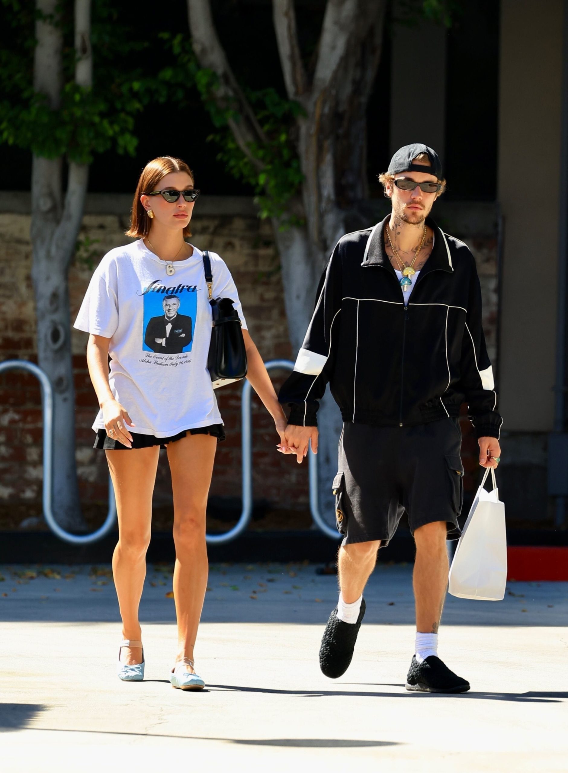 La sudadera gris oversize y el pantalón tie-dye reflejan la apuesta de Justin Bieber por la creatividad, mientras los accesorios deportivos refuerzan su imagen relajada y en tendencia (The Grosby Group)