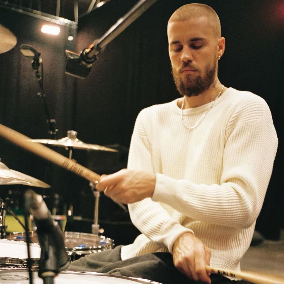 El suéter blanco acanalado y la cadena plateada fina demuestran cómo la simplicidad en la ropa puede lograr una elegancia atemporal, reforzada por la elección de accesorios sutiles (Instagram/@lilbieber)