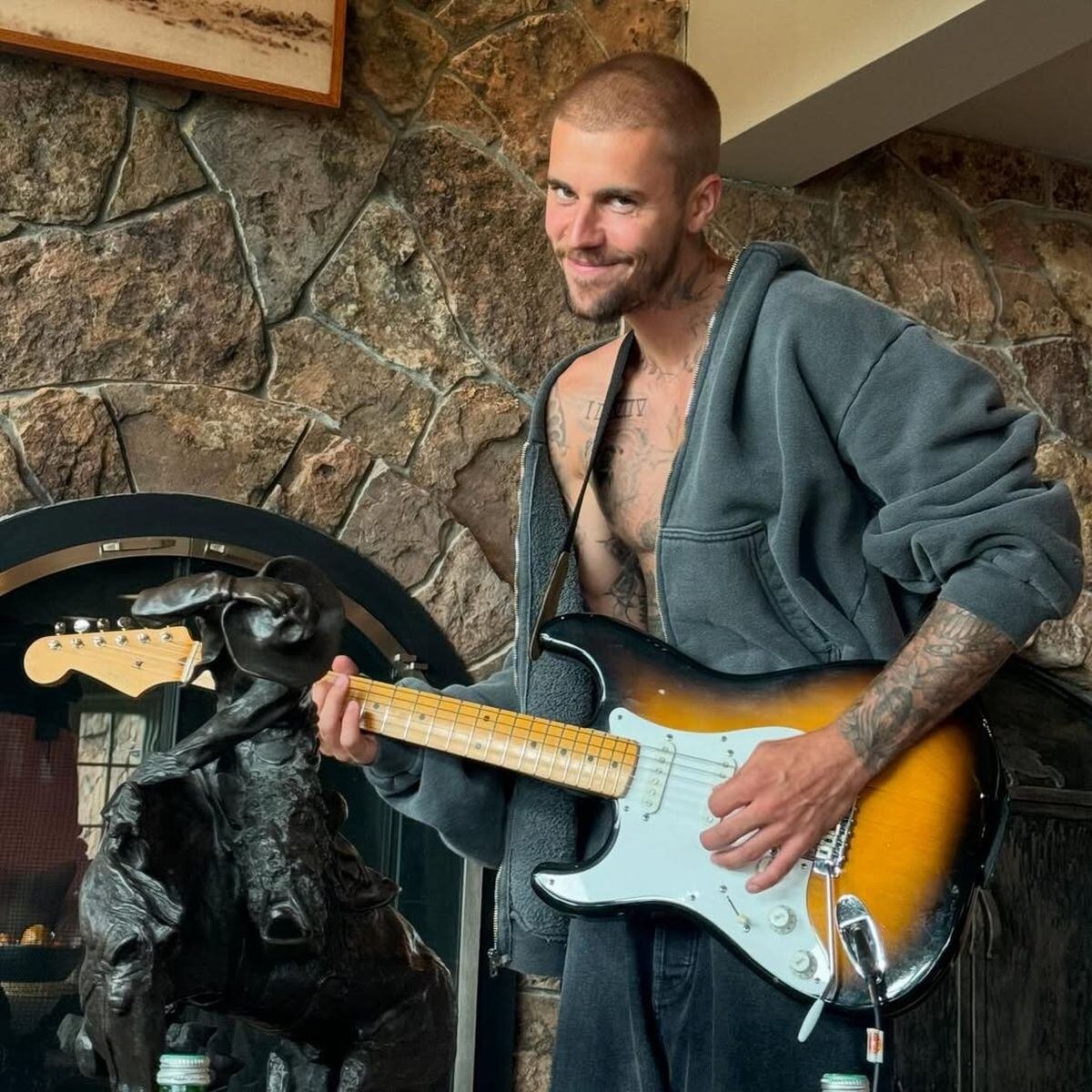 El traje formal negro y la camisa blanca, acompañados por un pendiente dorado, consolidan una apariencia sobria y de líneas limpias que resalta la versatilidad estilística de Justin Bieber (Instagram/@lilbieber)