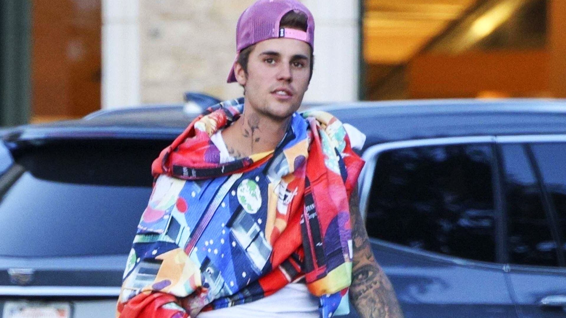 La sudadera negra con logo y la gorra hacia atrás enmarcan un conjunto urbano, donde el pantalón cargo beige y los pequeños detalles de color suman dinamismo y originalidad (The Grosby Group)