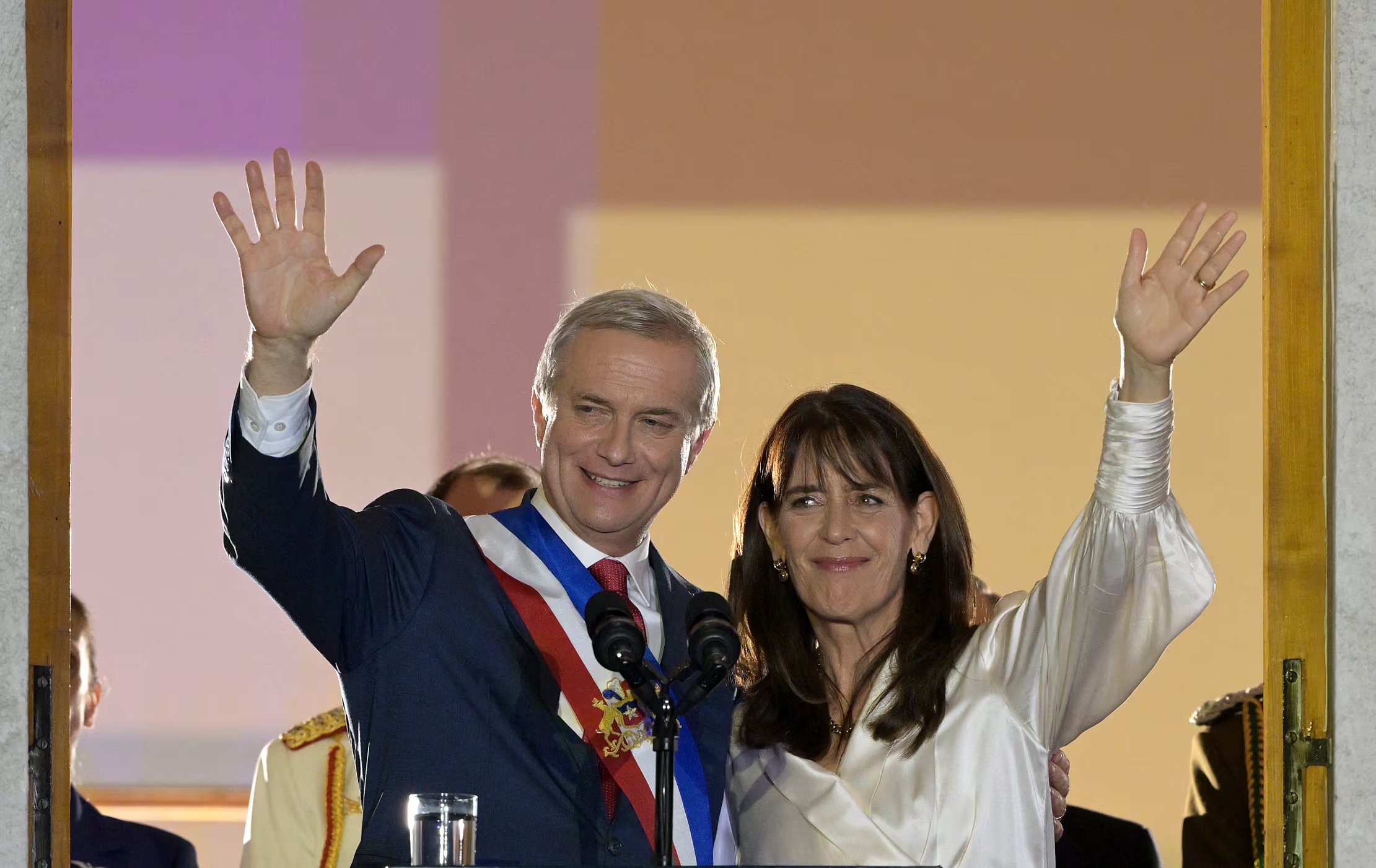 El nuevo presidente de Chile, José Antonio Kast, y su esposa, María Pía Adriásola, saludan a sus seguidores desde el balcón del Palacio de La Moneda en Santiago (REUTERS)