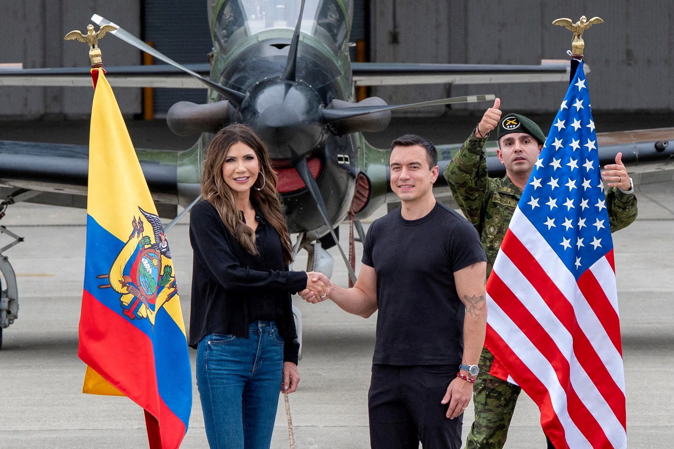 El presidente de Ecuador, Daniel Noboa, y la secretaria de Seguridad Nacional de EE.UU., Kristi Noem, se dan la mano en la Base Aérea Eloy Alfaro en Manta, Ecuador, 5 de noviembre de 2025. Alex Brandon/Pool vía REUTERS/Archivo