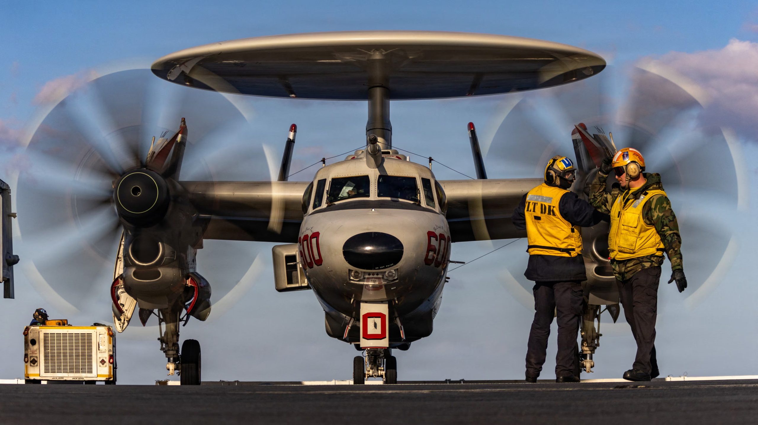 Marineros de la Armada de EE. UU. hacen señales a un avión E-2D Hawkeye, adscrito al Escuadrón de Comando y Control Aéreo 124, mientras se desplaza por la cubierta de vuelo del portaaviones USS Gerald R. Ford, durante la operación de apoyo a la Operación Furia Épica contra Irán desde una ubicación no revelada el 28 de febrero de 2026. Marina de EE. UU./vía REUTERS